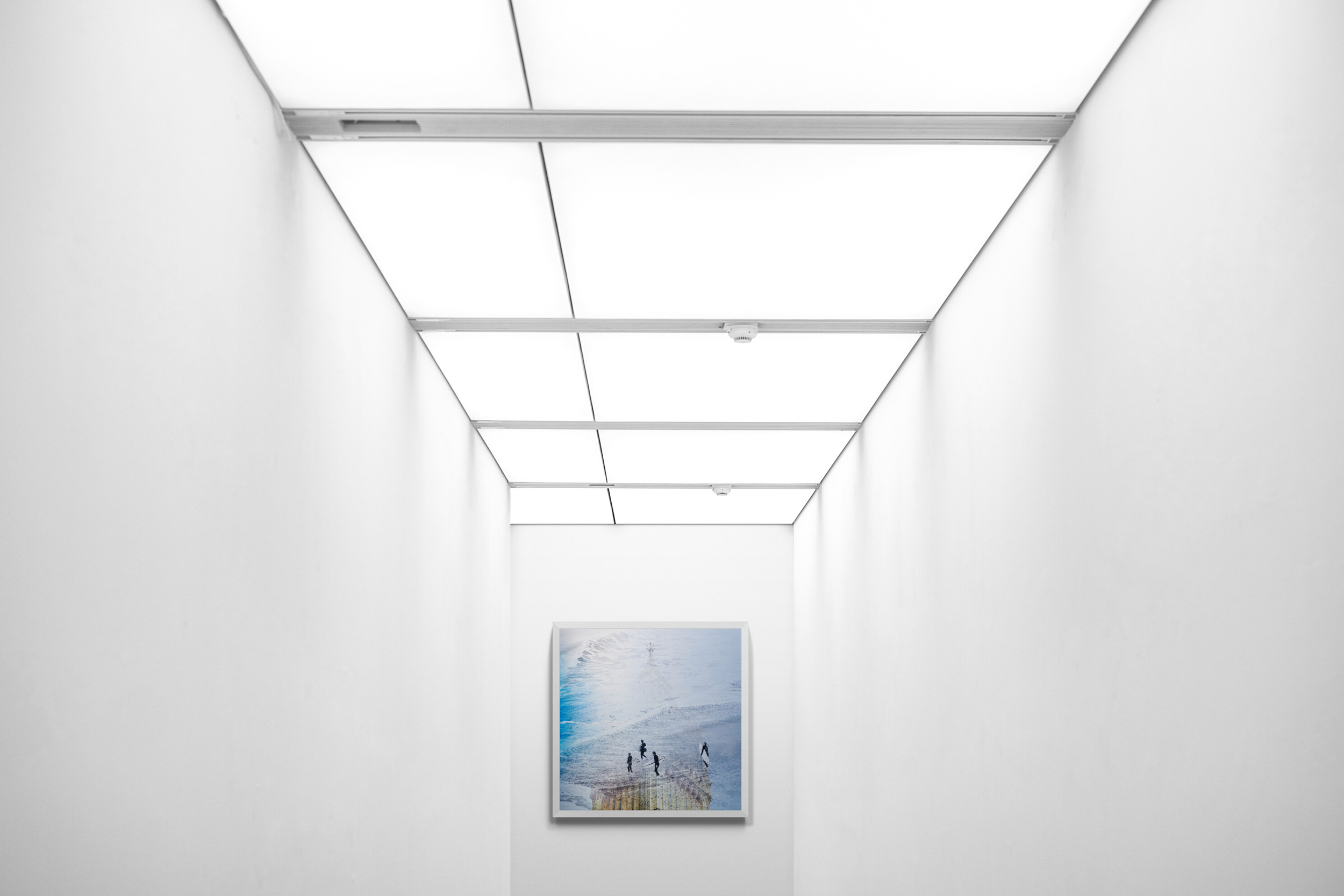 Hallway_with_fluorescent_ceiling_light_panels